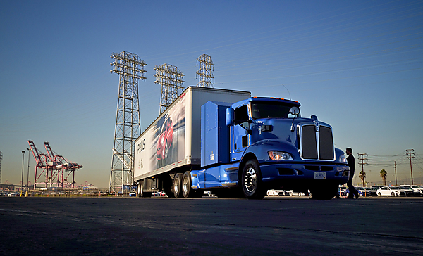 図　燃料電池トラックは乗用車に比べるとかなり大きいので、水素ステーションにも大規模な設備が必要」