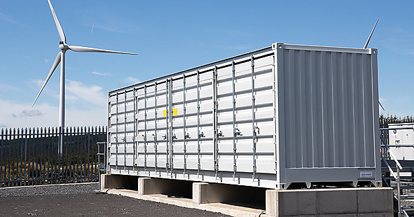 図　蓄電施設に設置した蓄電池。物流コンテナに5つに電気自動車用蓄電池パックを詰め込んだ