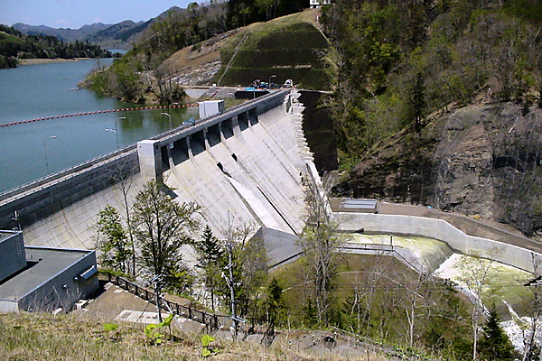図　庶路ダムの外観。このダムに付設した小水力発電所で、水素精製に必要な電力を得る