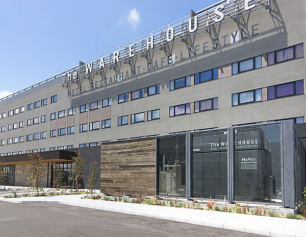 図　川崎キングスカイフロント東急REIホテルに設置した純水素型燃料電池「H2Rex」（写真右下）