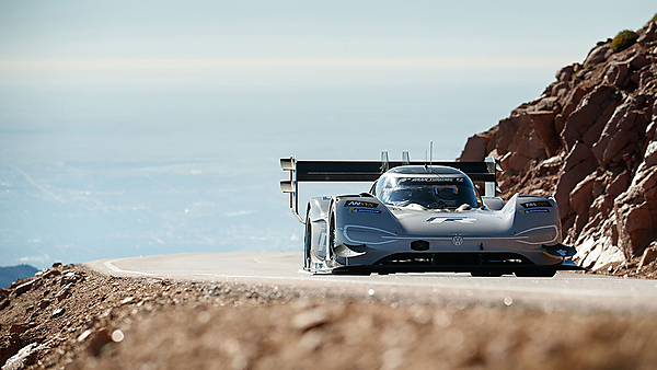 図　The Pikes Peak International Hill Climbのコースを走行する「I.D. R Pikes Peak」