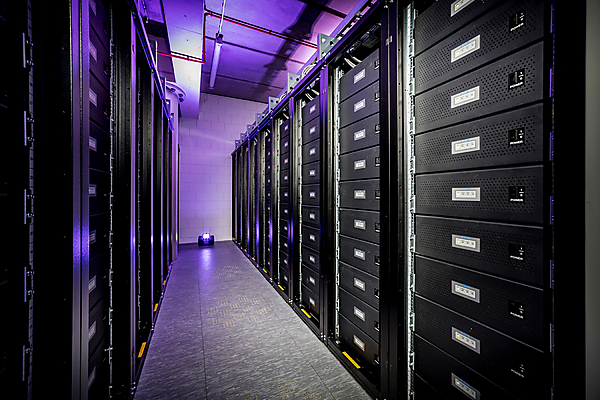 図　Johan Cruijff Arenaに設置した大規模蓄電システム。ラックに設置したケースの中にLEAFの蓄電池が入っている