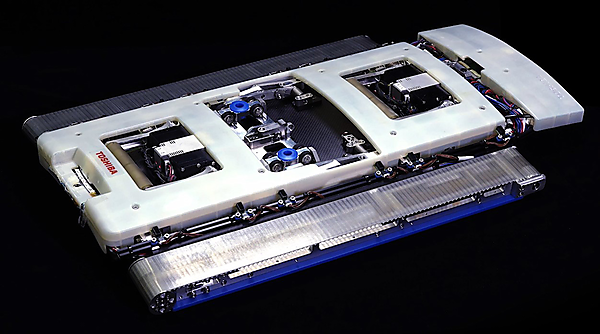 図　東芝エネルギーシステムズが新たに開発したタービン発電機精密点検用ロボット