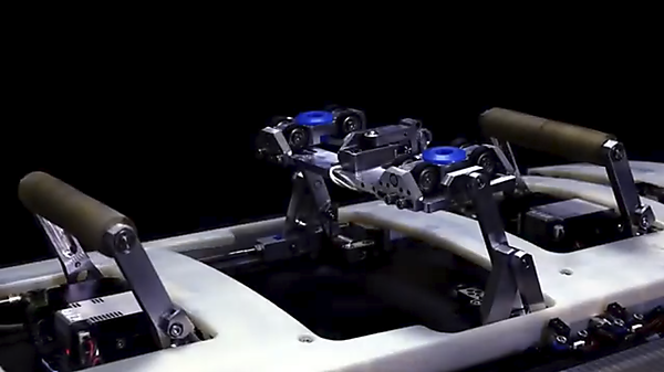 図　3本のアームを出したところ。2番目のアームの先には各種検査機器が取り付けてある