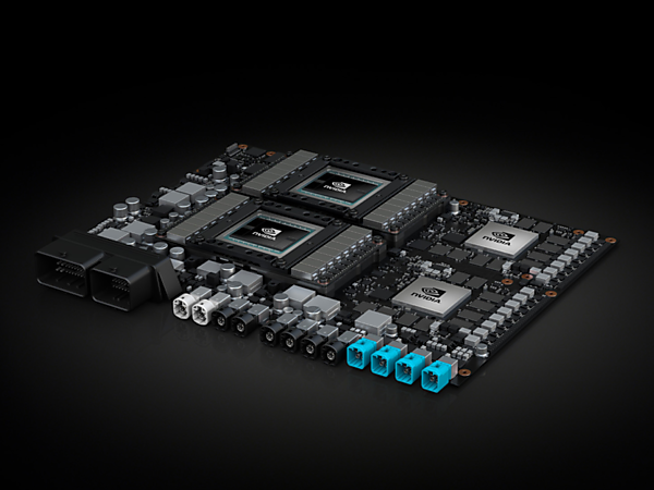 図　Nvidiaの車載コンピュータ「DRIVE Pegasus」。1秒間に320兆の命令を処理する能力を誇る