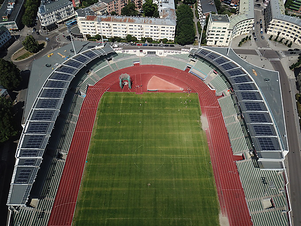 図　「Bislett stadium」の観客席屋根に設置した太陽光発電モジュール