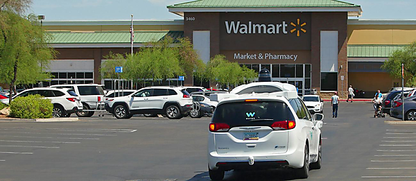 図　Walmartの駐車場に入るWaymoの自動運転車