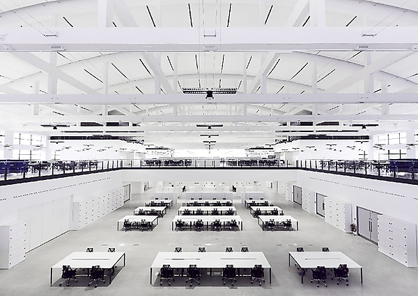 図　戦闘機格納庫を改修したオフィスの内部