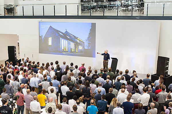 図　新オフィスに集まった従業員を歓迎するスピーチを披露したJames Dyson氏