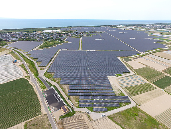 図　2018年7月に新潟県新潟市で運転を開始したメガソーラー「新潟県四ツ郷屋発電所」。オリックスはこの発電所のほかにも数多くの再エネ発電所を運営している