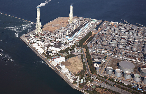 図　五井火力発電所の全景。全設備廃止が決まり、現在は停止している