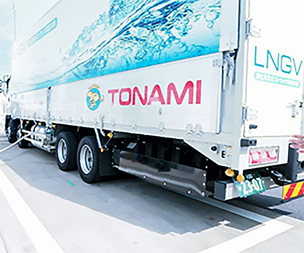 図　大型LNGトラックに燃料を充填しているところ