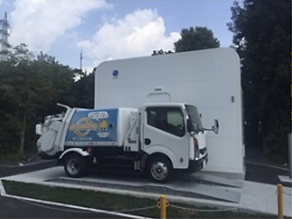 図　ごみ収集EV（手前）と電池ステーション（奥）のイメージ