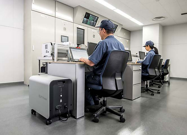 図　エリーパワーの可搬型蓄電システム「POWER YIILE 3」を業務用デスクの脇に設置したところ