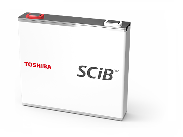 図　東芝独自のリチウムイオン蓄電池「SCiB」。一般的なリチウムイオン蓄電池は、負極に炭素を使うことが多いが、SCiBではチタン酸リチウム（Li<sub>2</sub>TiO<sub>3</sub>）を採用し、外部からの力や、低温環境に強い作りにしている