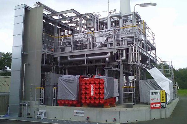 図　今回使用したアンモニア合成装置。赤いボンベに高純度水素が入っている