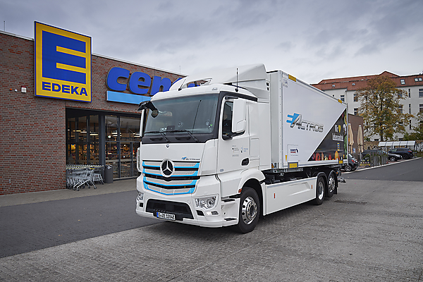 図　EDEKAの店舗の前に停車する「Mercedes-Benz eActros」