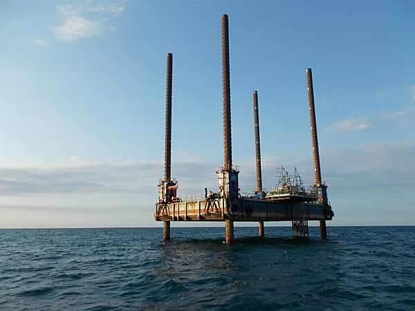 図　海底ボーリングに使用する自己昇降式台船（SEP：Self Elevating Platform）