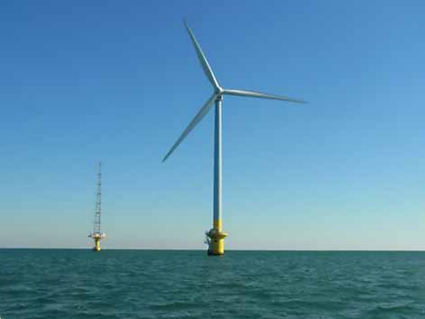図　銚子沖に設置した洋上風力発電設備。奥に見えるには風況観測タワー