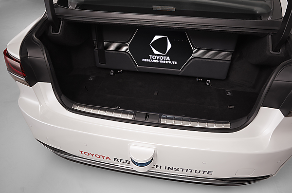 図　車載コンピュータをトランク前方、リアシート背後に配置し、トランクのスペースを空けた