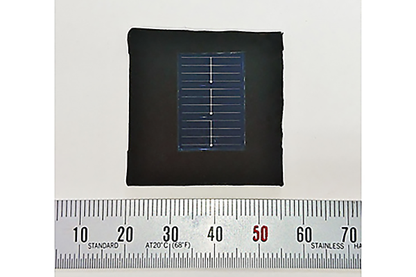 図　変換効率23.35％を記録し、世界記録を更新した太陽電池セル